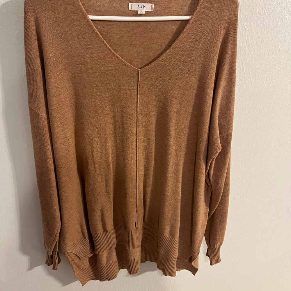 E&M Women's Tan V-Neck Sweater